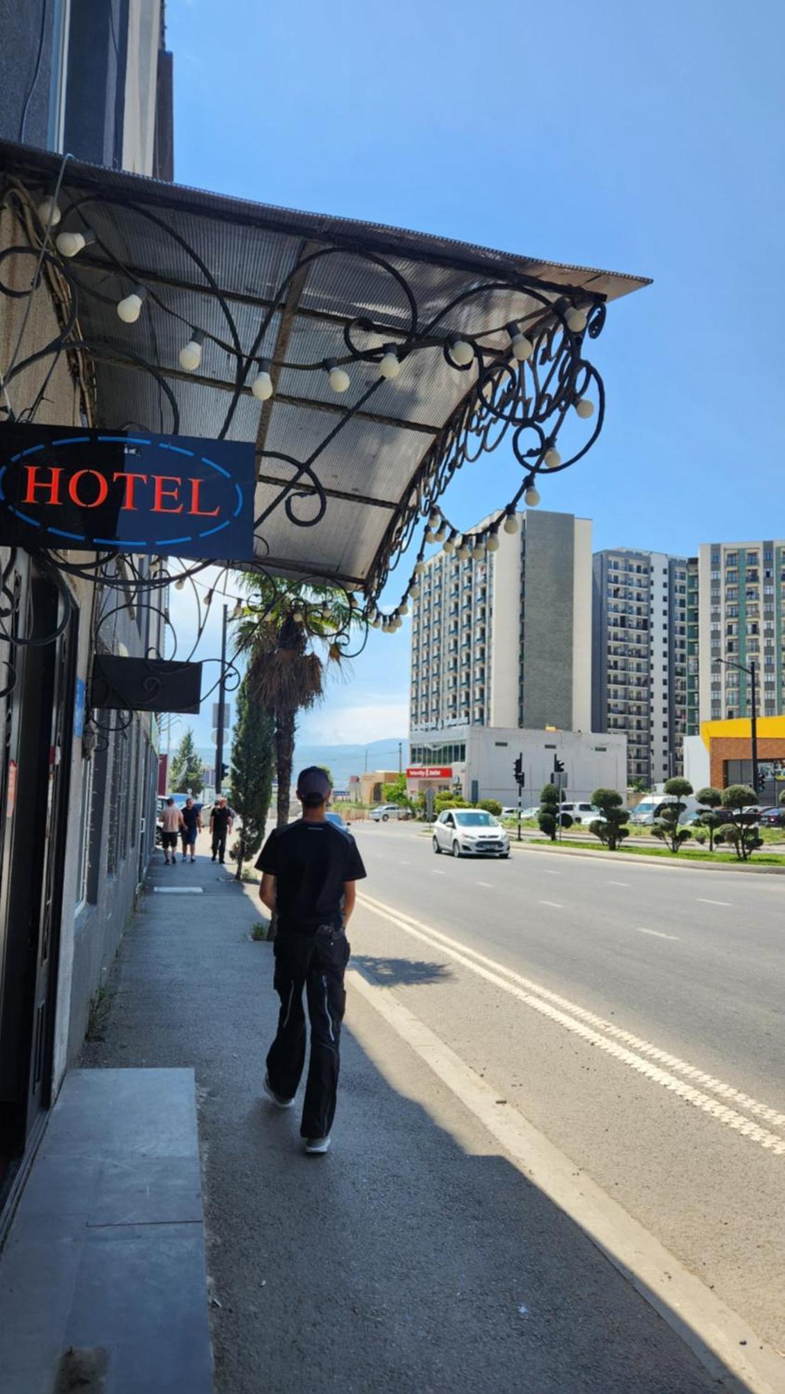 Hotel ,,Mega" Тбилиси Екстериор снимка